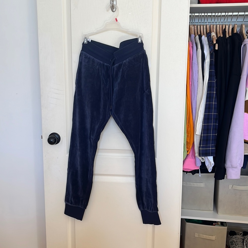 3/$30 EUC puma velour sweatpants in size M, colour navy